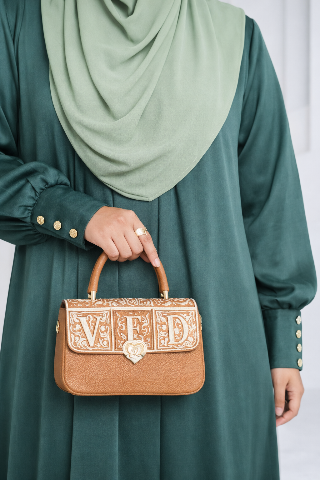 𝐇𝐚𝐧𝐢𝐲𝐚 𝐆𝐨𝐰𝐧 – 𝐄𝐦𝐞𝐫𝐚𝐥𝐝 𝐓𝐞𝐚𝐥